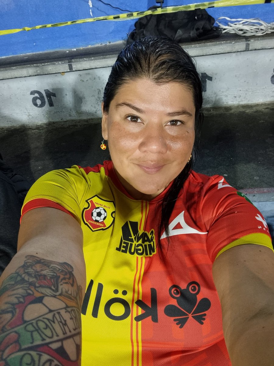 Palas's tweet photo. #JureAmorEterno y punto 💛❤️🐯⚽️💪 @csherediano1921 @csh1921ff Se apoya en todo momento https://t.co/VKynPctJKt