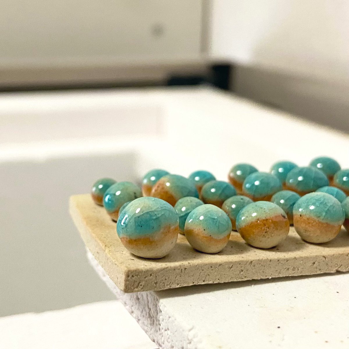fushime_ceramic's tweet photo. ひさびさにコロコロの陶器焼きました🍃
リングと、できれば耳飾りにも仕上げたい✨

#陶芸
#焼き物 https://t.co/yor50h3Ha9