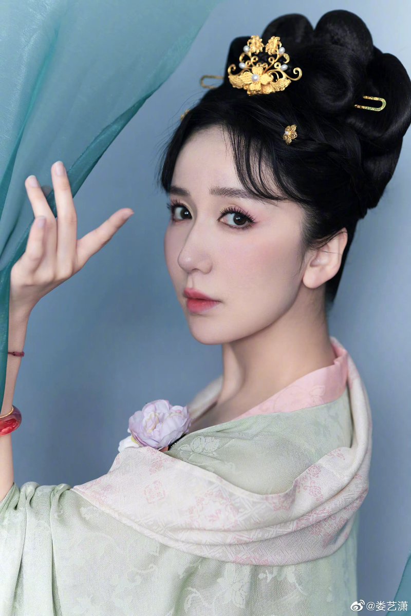 AmazingHanfu's tweet photo. Chinese actress #LouYixiao wore Hanfu on the red carpet again when she attended the Game-based Animated Films Exhibition Section of the 13th Beijing International Film Festival in a #Tangstyle Hanfu. It was the first time that she played a mobile game in #Hanfu outdoors. https://t.co/CSjQuvI4ZD
