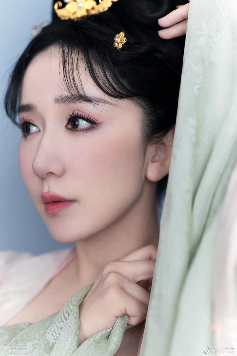AmazingHanfu's tweet photo. Chinese actress #LouYixiao wore Hanfu on the red carpet again when she attended the Game-based Animated Films Exhibition Section of the 13th Beijing International Film Festival in a #Tangstyle Hanfu. It was the first time that she played a mobile game in #Hanfu outdoors. https://t.co/CSjQuvI4ZD