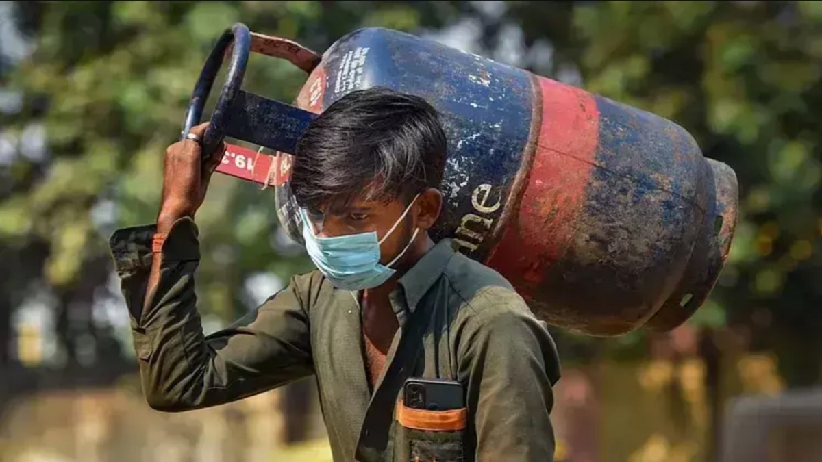 KhabrainAbhiTak's tweet image. दिल्ली में कमर्शियल गैस सिलेंडर हुआ सस्ता
दिल्ली में 171 रुपये 50 पैसे सस्ता हुआ सिलेंडर
कमर्शियल LPG सिलेंडर की कीमत 1856.50 रुपये
घरेलू गैस सिलेंडर की कीमतों में कोई बदलाब नहीं
#DelhiNews #commerciallpggascylinder #princesscut #bignews #LatestNews #Khabrainabhitak