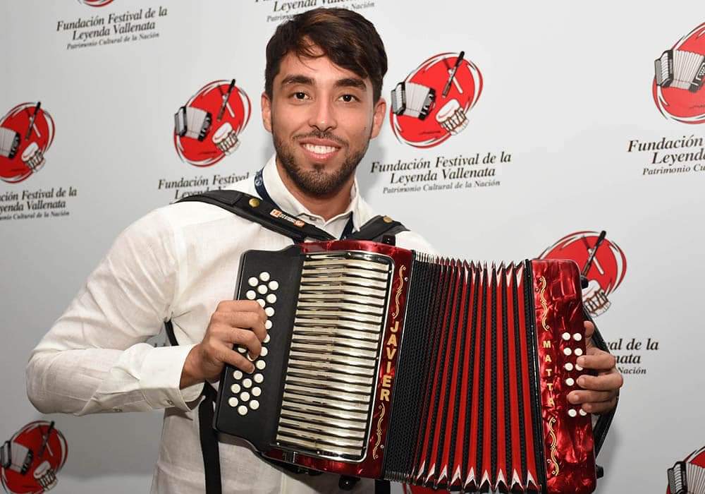 SomosSamarios's tweet photo. #Atención. Santa Marta tiene su Rey Vallenato. El #Samario Javier Matta Correa ha sido coronado como el nuevo Rey Vallenato 2023. Felicidades para el y su familia, digno ejemplo de constancia, compromiso y talento. Te lo mereces Pollo! 👑 👑👑 @JavierMatta https://t.co/pFnAKBfrEf