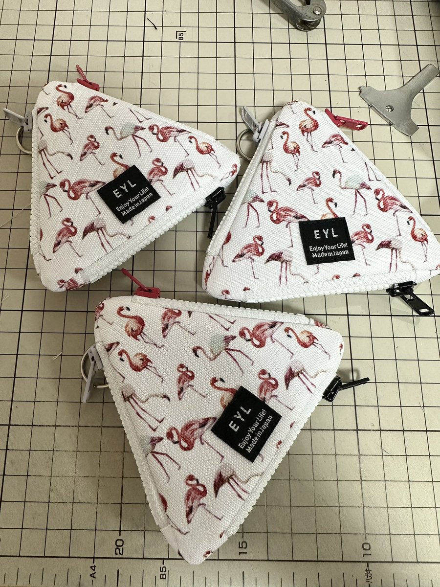 EYL_twt's tweet photo. triple pocket pouch https://t.co/bGC4uqJpXr