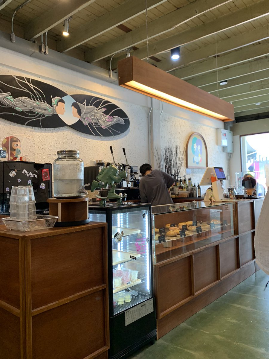 OUAUDAYOFF's tweet photo. Unplan ฉะเชิงเทรา เป็นคาเฟ่ที่ทำเบเกิ้ลเอง และอร่อยมากๆเลย ร้านน่ารักเพราะน้องเก็บงาน Art และขายรูปด้วย อีกอย่างคือ อเมริกาโน่ลิ้นจี่ อร่อยมากๆ ลงตัวกับกาแฟพอดีๆ ถ้ามาฉะเชิงเทราหาร้านคาเฟ่แวะแนะนำเลยจากคนฉะเชิงเทรา #รีวิวคาเฟ่ #คาเฟ่ฉะเชิงเทรา https://t.co/2p2Y9GMh86