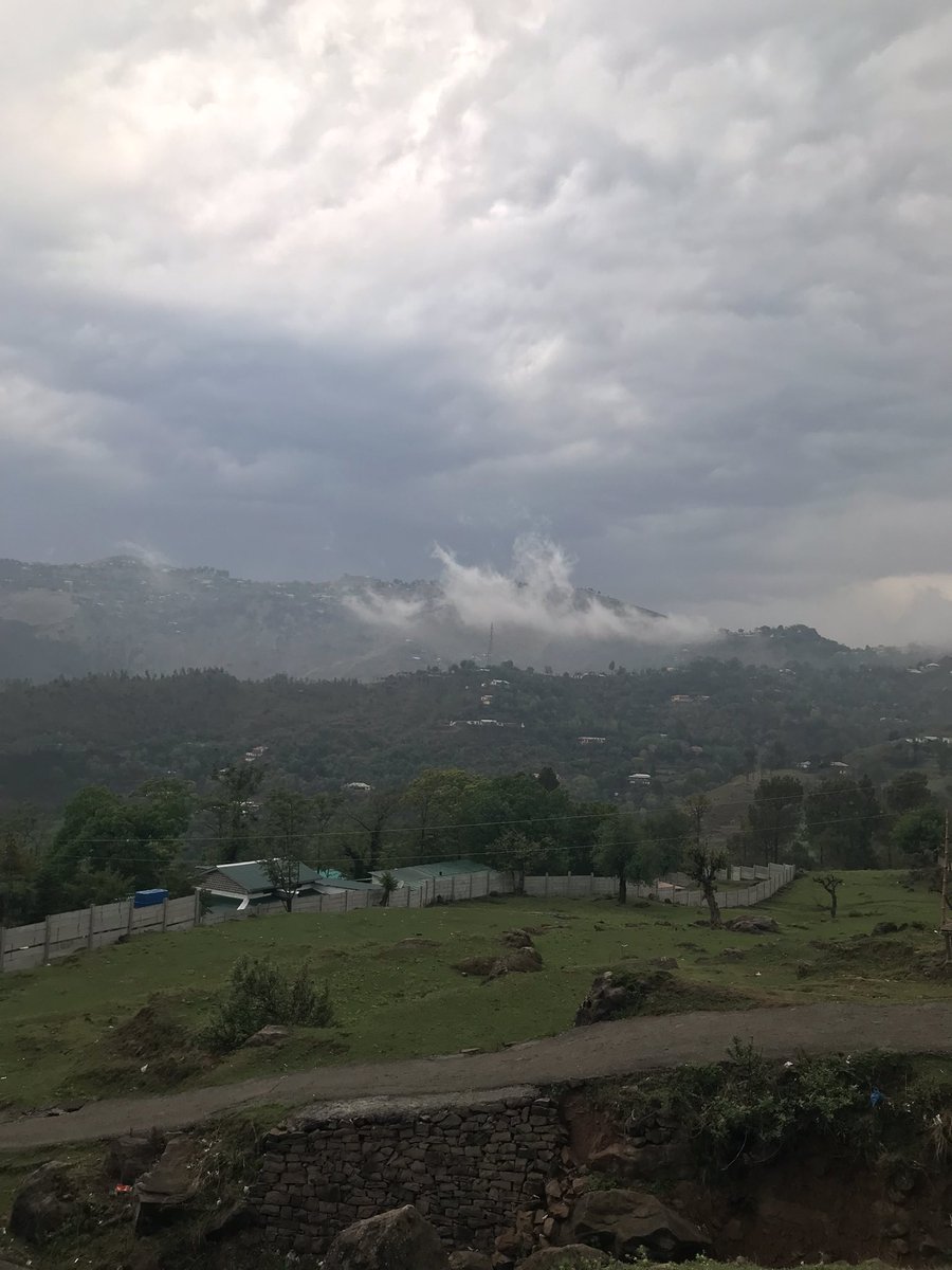 Raheelaatif2's tweet photo. Muree weather 😍😍😍🤩
#Rain
#cooool ♥️🇵🇰🤩 https://t.co/PU8pviHtYU