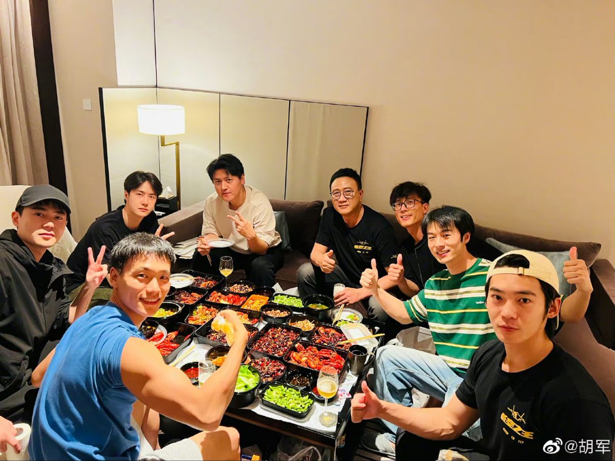 melon_num5's tweet photo. #HuJun posted a May Day greeting with a picture of Born To Fly cast #WangYibo #BuYu #YuShi #WangZichen #ZhaiYujia #LuXin #QuZheming eating together and caption Happy Labour Day brothers ! Keep up the good work, I'm going home to be with my wife and son https://t.co/EGRlPEY8Hy