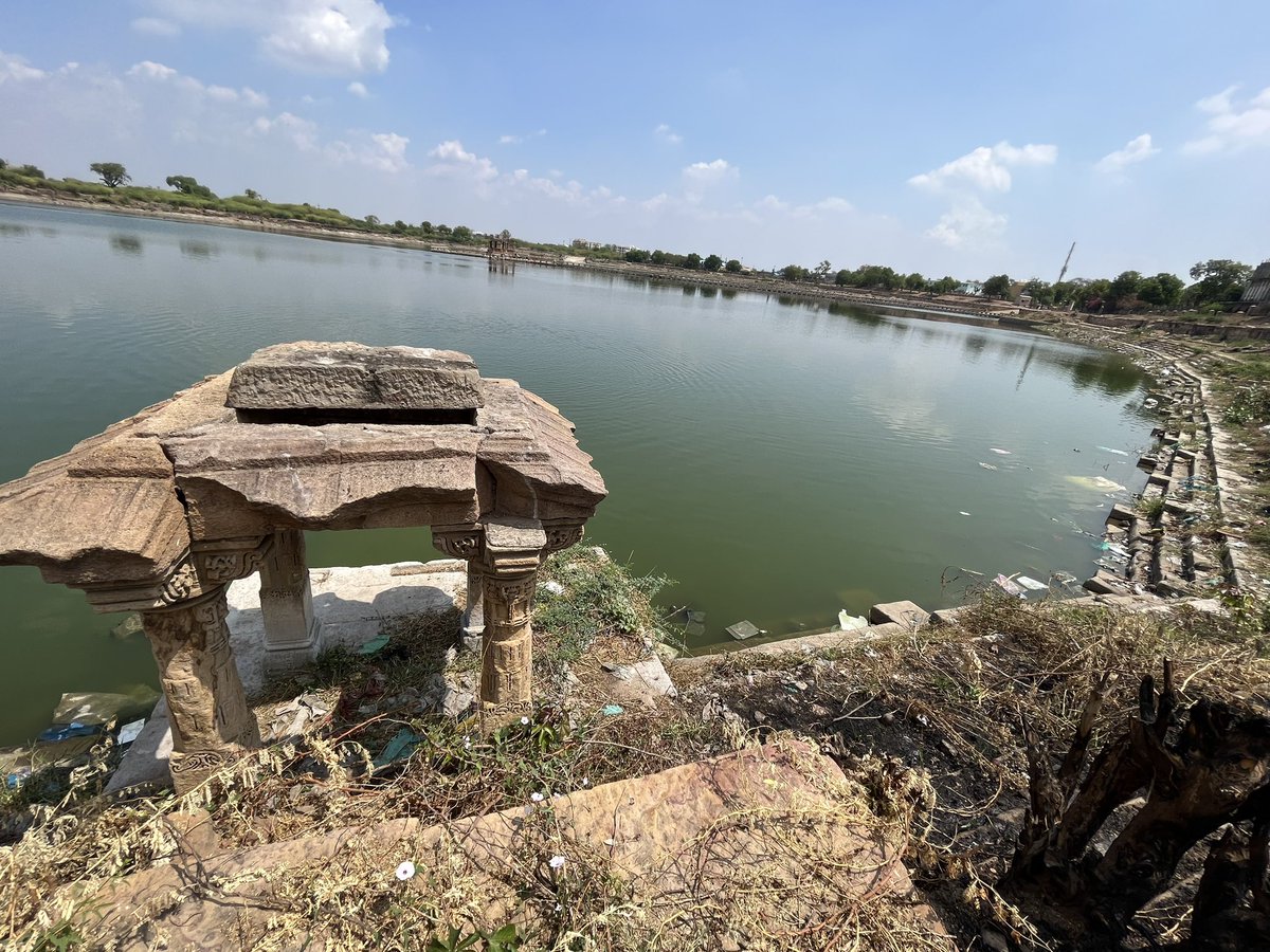 kapilheritage1's tweet photo. વારસમાં ધન દોલત, ગાડી, મકાન મળે તો આપણે આવનારી પેઢી માટે સચવાઈ રહે તેવી વ્યવસ્થાઓ શોધતા હોઈએ છીએ તો પછી વારસામાં મળેલી ધરોહરને સાચવવા આપણે કેમ ઉત્સાહ નથી બતાવતા ? ધોળકાનાં મલાવ તળાવનાં ફોટોગ્રાફ્સ શેર કરી રહ્યો છું. કહેવાય છે કે ન્યાય જોવો હોય તો મલાવ તળાવ જોજો અને હાલમાં… https://t.co/3iDqhmxjyd