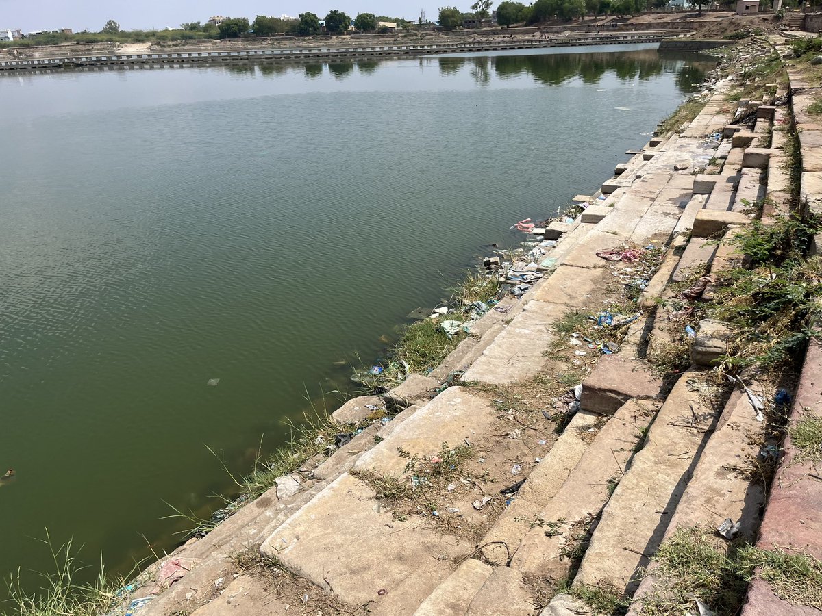 kapilheritage1's tweet photo. વારસમાં ધન દોલત, ગાડી, મકાન મળે તો આપણે આવનારી પેઢી માટે સચવાઈ રહે તેવી વ્યવસ્થાઓ શોધતા હોઈએ છીએ તો પછી વારસામાં મળેલી ધરોહરને સાચવવા આપણે કેમ ઉત્સાહ નથી બતાવતા ? ધોળકાનાં મલાવ તળાવનાં ફોટોગ્રાફ્સ શેર કરી રહ્યો છું. કહેવાય છે કે ન્યાય જોવો હોય તો મલાવ તળાવ જોજો અને હાલમાં… https://t.co/3iDqhmxjyd