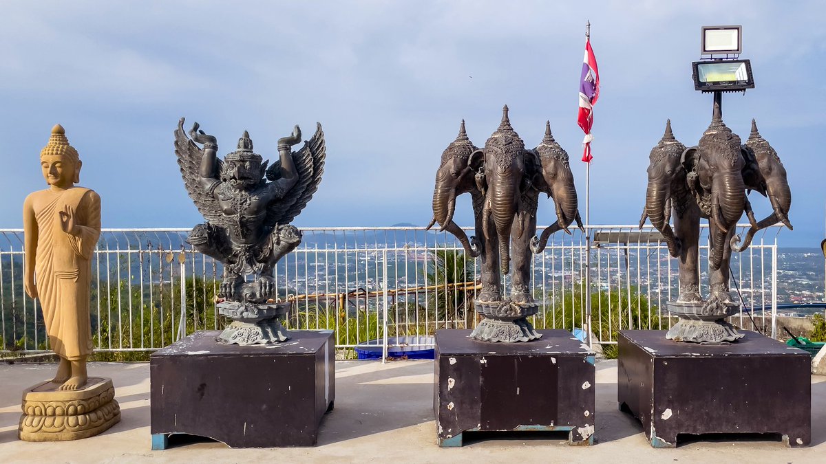 ドラクエ戦闘シーンみたいな並び。間違いなく高難易度の敵。