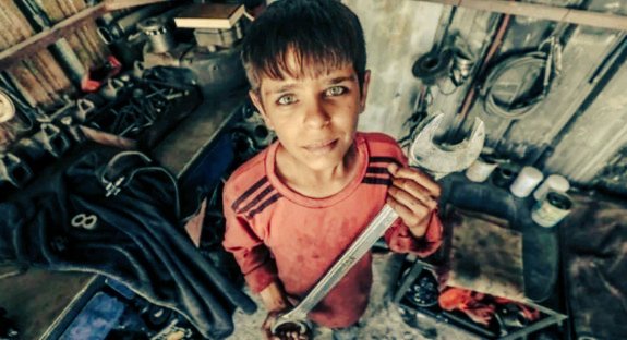 MaDofSea's tweet photo. Adidas ayakkabıları üretmek için  Nepal'in Tayland'ın köhne atölyelerinde tükenen çocuk işçilerinde...
Yurdum her köşesinde çocuk yaşta çalışmak zorunda kalan emekçi çocuk işçilerin de emekli olup gezip tozmak yerine halen rızkı peşinde koşan emekçilerin de #1MAYIS'ını kutlarım✌ https://t.co/bejnPWgBM3