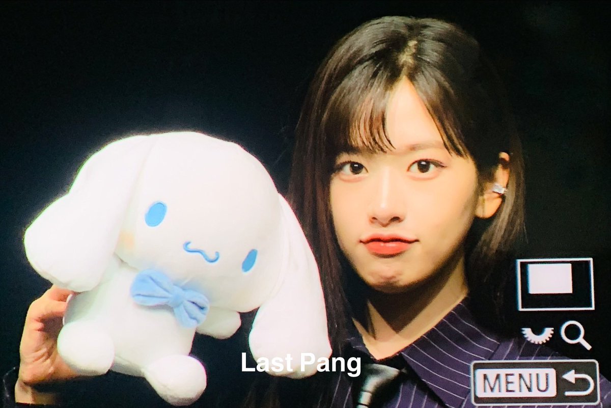 angpang91's tweet photo. 20230430
#안유진
(시나모롤 인형을 줌)
🐶애들(시나모롤)이 다 이렇게 생겼네 입모양이..

😶전 인기가요 엠씨분 있잖아 노정의님. 원래 친분이 있었어? 인가 비하인드 사진이 떴는데 친해보이는 사진이 떠서 https://t.co/ef6LZTq29s