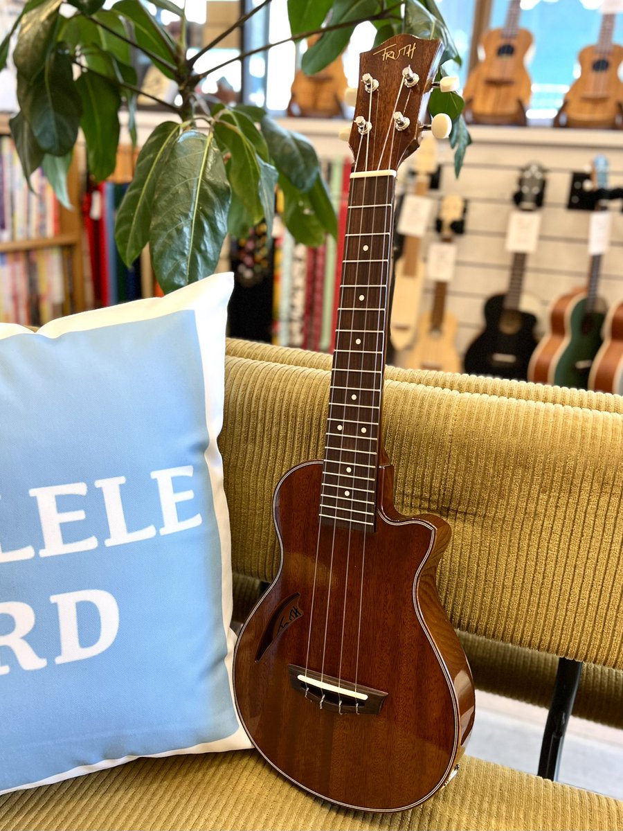BirdUkulele's tweet photo. 【インライでご紹介した昨日の新着楽器その⑤】
THC-ST02
エレクトリックコンサート
¥88,000(税込)ケース別売
#ウクレレバード
#ウクレレバード新着楽器
#ukulelebird
#ウクレレ
#truthukulele
#truthウクレレ
#コンサートウクレレ
#エレキウクレレ
#electricukulele
#concertukulele https://t.co/fAD8swQk5q