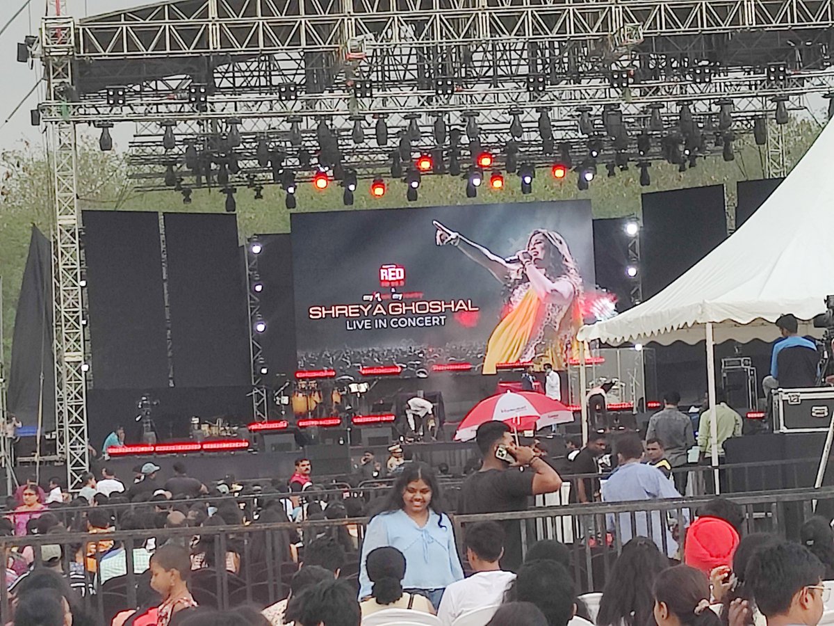 Thank you @RedFMTelugu & @Hyderabdtalkies for the #MyMusicMyCountry @shreyaghoshal live in concert in #Hyderabad. Enjoyed the evening with the Melody Queen, #ShreyaGhosal. I just wished @shreyaghoshal would have sung a few Bengali Hits too for the #Bengali fans.
@paytminsider