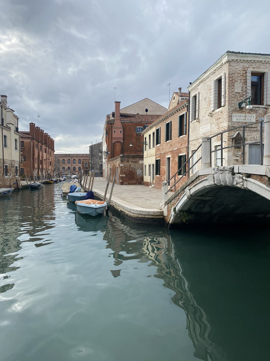 teatrolafenice's tweet photo. ☁️ «Il meglio del vivere sta in un lavoro che piace e in un amore felice» (Umberto Saba). Buon 1 maggio a tutti! ￼

#1maggio https://t.co/xtjwPlkJPE
