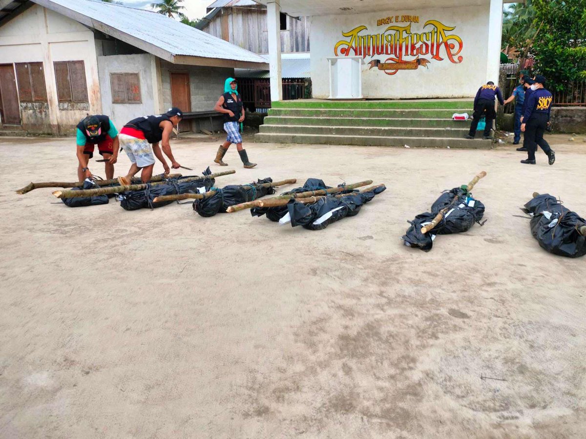 TINGNAN | 7 miyembro ng New People's Army (NPA), nasawi sa nangyaring engkwento sa mga sundalo at pulis sa kabundukan ng Barangay Santander, Bobon, Northern Samar nitong madaling araw ng Linggo, April 30.

Sumuko naman kalaunan ang sugatan nitong medical officer.

📷PH army