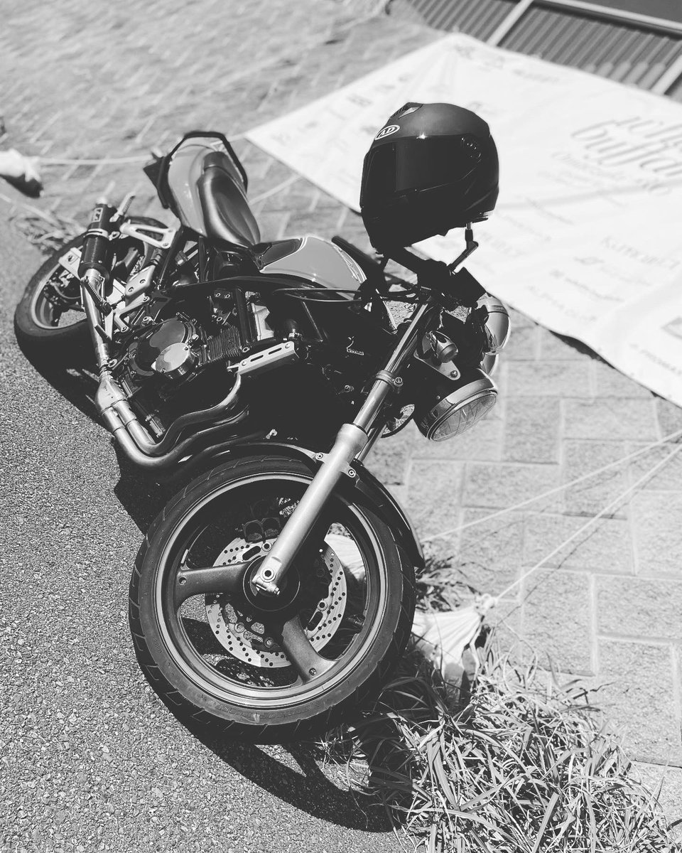 Ryu__0330's tweet photo. 猫気持ちよさそう🙂
可愛いなぁ

みんなバイク気持ちよさそうに走ってるなぁ

皆さん交通事故なく楽しんでください✨

バイク関連の人と繋がりたいです✨

#猫　#バイク　#バイク乗り #バンディット250v #バイカー　#繋がりたい
#フォロバ100 https://t.co/2P3aw8CjVf