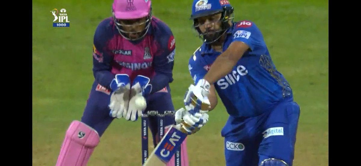 sathiya2009's tweet photo. @mufaddal_vohra This picture clearly indicates there's is no contact of ball with bails @mufaddal_vohra @IPL @mipaltan https://t.co/N0PffIGO1q