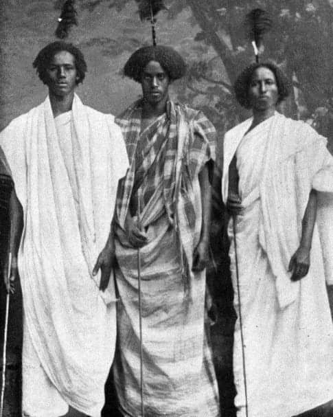 Vintage photos of Somali Men taken in 1922 which offers a unique insight into the lifestyle of Somalis of that period. They also provide a window into the past &amp; serve as a valuable historical record. <a href="/HGanni/">Hon. Hirsi Ganni</a>  <a href="/MPMursalKhaliif/">Mursal M Khaliif 🇸🇴</a> <a href="/hodansomali/">Hodan Ali</a> <a href="/MohamoudGaildon/">Mohamoud Gaildon</a> <a href="/ayusuf009/">Ahmed Ismail Yusuf</a> <a href="/KhadraDuale/">Ambassador Khadra Dualeh</a>