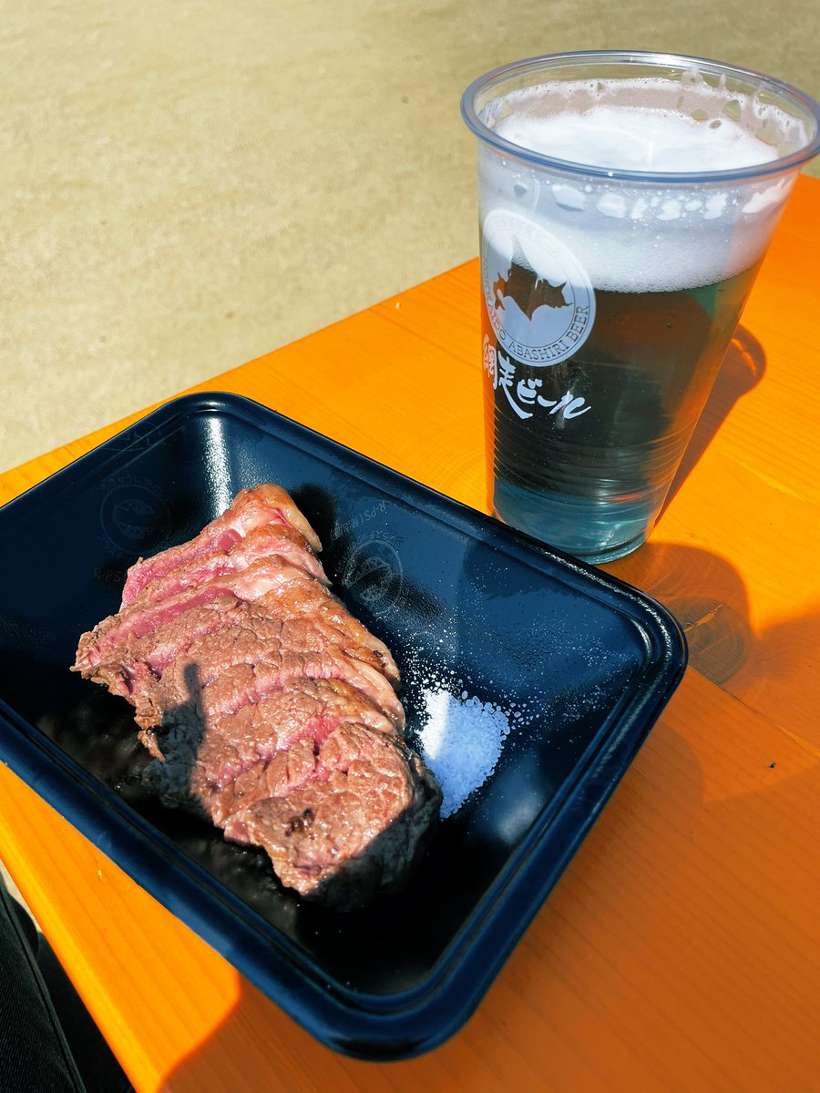 毒展に行ったり最寄りでやってたビーフフェスで昼間から酒を飲んだりした。水色のビール綺麗! 