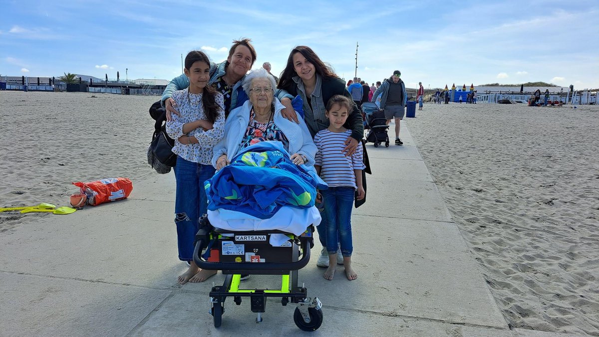 Gisteren kon deze mevrouw toch nog één keer naar het strand. 

Vandaag mogen we 1 andere immobiele (terminale) patiënt helpen met een laatste wens. 
Wens 1 is voor een meneer (1945) uit Utrecht, hij gaat vandaag nog één keer naar het strand van Rockanje.