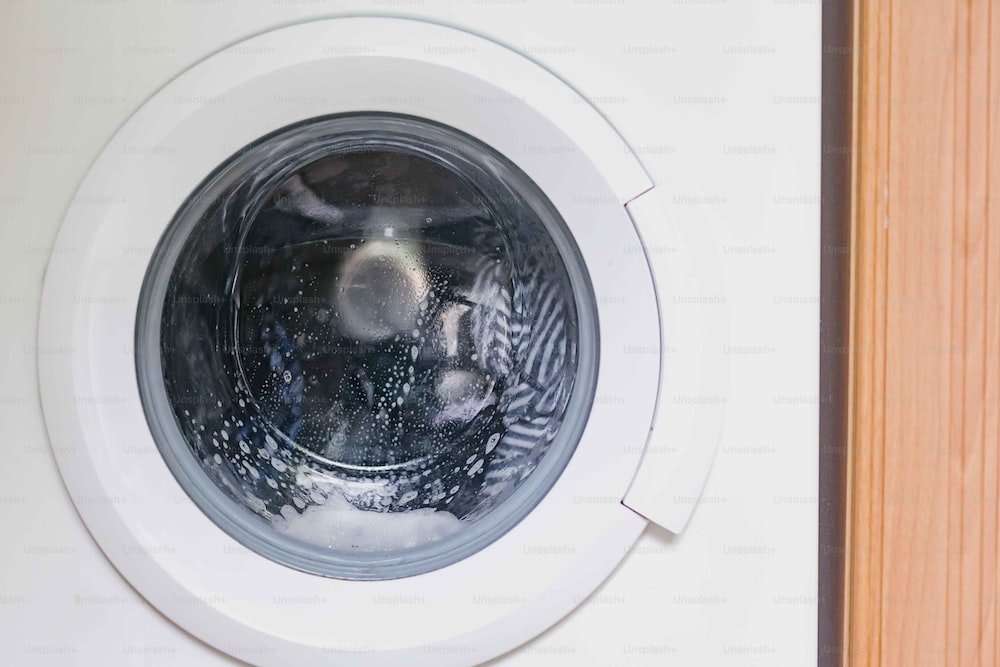 byewasteNL's tweet photo. 💡🌿 𝗗𝘂𝘂𝗿𝘇𝗮𝗺𝗲 𝘁𝗶𝗽 𝘃𝗼𝗼𝗿 #SustainableMonday Draai je was eens op een lage temperatuur! Ongeveer 90% van de #Energie die we met wassen verbruiken, gaat naar het verwarmen van het water. Per huishouden kan je jaarlijks tot zo’n 725 kg aan #Kooldioxide besparen. https://t.co/ld2e9yQZZP