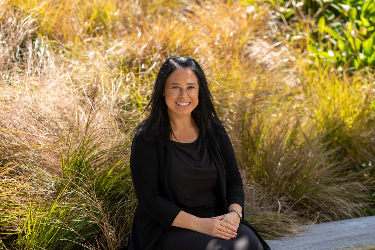 nzpmsciprizes's tweet photo. PM Science Communicator  A/Prof Dianne Sika-Paotonu @dsikapaotonu gives shout out to @smcnz &amp; @royalsocietynz in her acceptance speech and is commended by Dr Ashley for her listening skills as a crucial part of what it means to be a great communicator #NZPMSciPrizes #scicomm https://t.co/eOtyJoLDLH