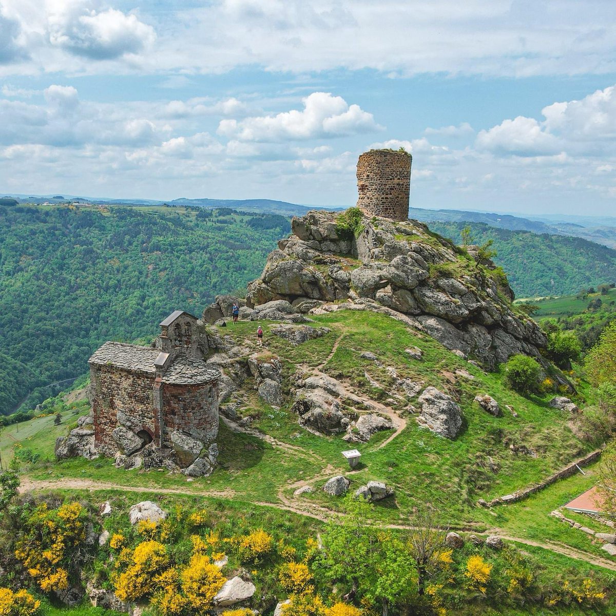 otpuyenvelay's tweet photo. Et voici le joli mois de Mai 😘! Le territoire du Velay vous attend pour célébrer le #printemps 🌼🌸🌿#lepuyenvelay #mai #vacances #saintjacques #vtt #envelay #auvergnerhonealpes https://t.co/hmlof8T3fK
