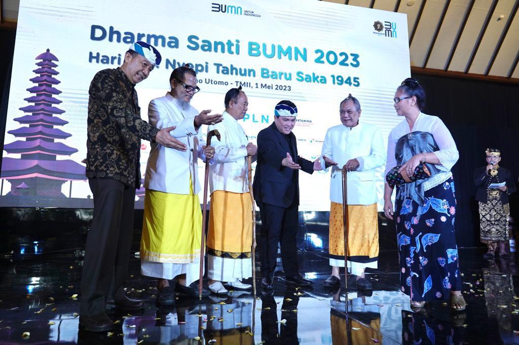 erickthohir's tweet photo. Peringatan Dharma Santi BUMN 2023 mengingatkan kembali pentingnya menjaga harmonisasi dan kerukunan.

Tidak ada kemenangan seharga perpecahan, tidak ada kejayaan seharga kemungkaran.

Semoga Tuhan senantiasa melindungi Indonesia di bawah panji Pancasila dan Bhinneka Tunggal Ika. https://t.co/iZqIC0d0BM