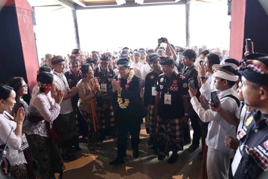 erickthohir's tweet photo. Peringatan Dharma Santi BUMN 2023 mengingatkan kembali pentingnya menjaga harmonisasi dan kerukunan.

Tidak ada kemenangan seharga perpecahan, tidak ada kejayaan seharga kemungkaran.

Semoga Tuhan senantiasa melindungi Indonesia di bawah panji Pancasila dan Bhinneka Tunggal Ika. https://t.co/iZqIC0d0BM