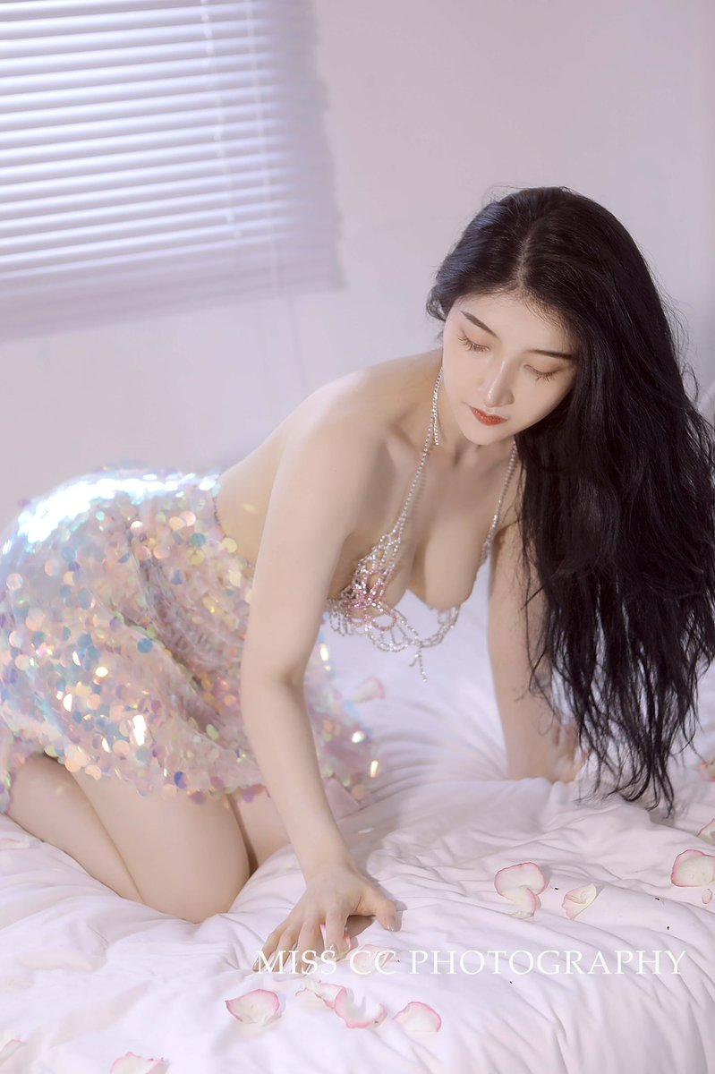 喜欢你不是三分钟热度 
是蓄谋已久后的 深思熟虑

摄影/@misscc520 
出镜/@Anya4Ueyezonly https://t.co/9KSbg6EC0A