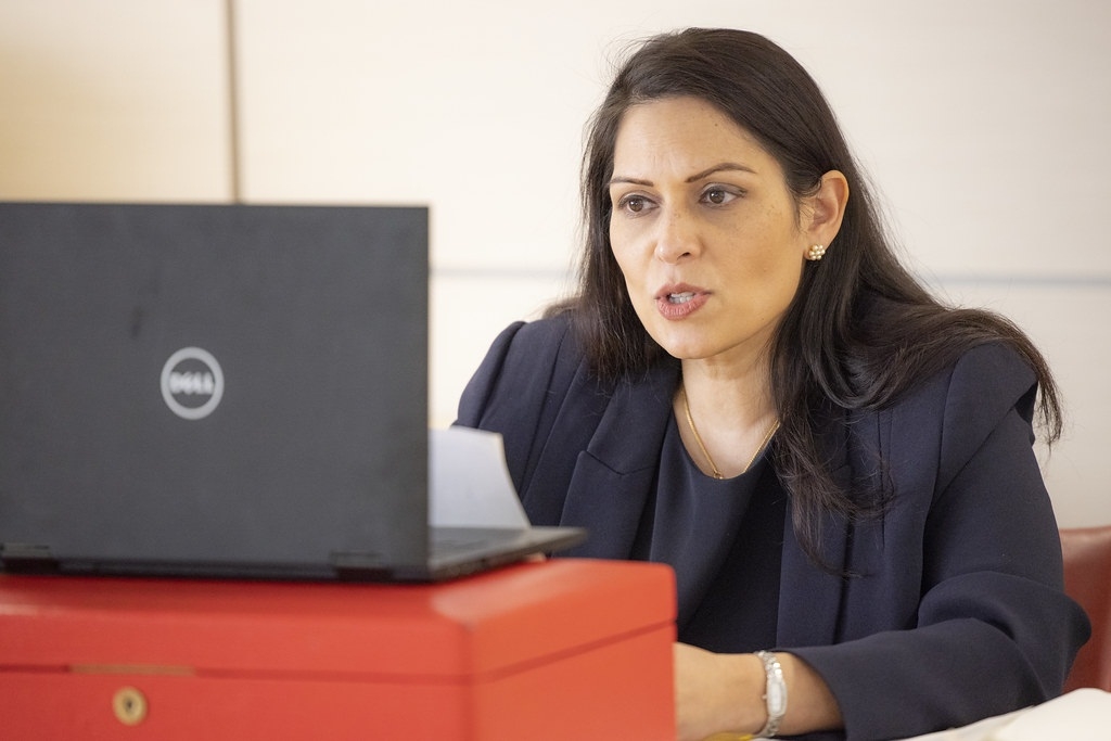 IANSKhabar's tweet image. ब्रिटेन (#Britain) में भारतीय मूल की पूर्व गृह मंत्री प्रीति पटेल (#PritiPatel) को गाली देने और धमकी देने के आरोप में राष्ट्रीय स्वास्थ्य सेवा (एनएचएस) के एक कार्यकर्ता को पांच महीने की जेल की सजा सुनाई गई है।