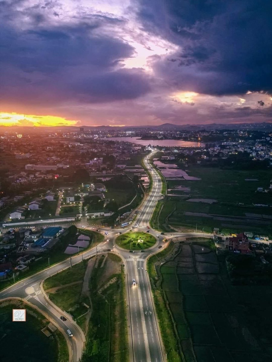 YvesGuicquero's tweet photo. Photo aérienne de la Rocade d'Iarivo, au coucher de soleil. Un ouvrage structurant pour Antananarivo, financé par @AFD_France, @EIB et @EU_Partnerships à #Madagascar https://t.co/hBSrAmiZ68