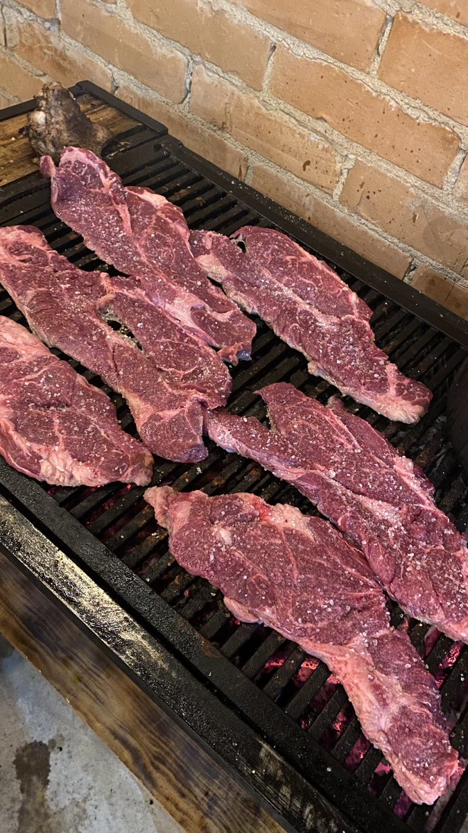 MuchachoTacos1's tweet photo. Hay parrillero, carne, papada, costillar, música, Cheve y motivo pa celebrar muchas felicidades carnal @alexfuentees 🌮 🥩 https://t.co/9DyGRVQvbl