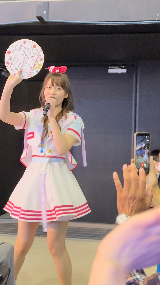 lariza8rin's tweet photo. 麟ちゃんが歩いて来るすごくキラキラしてる✨
色紙をくれた時それは世界で最も幸せな瞬間だった
受け取った手がずっと震えてる！
神対応麟ちゃんは世界一アイドルだ💗
ソロコンTシャツを着て良かった
チーム８ありがとう！
チーム８最高！茨城最高！

#岡部麟
#9年間のキセキ
#チーム8
#りんりんだより https://t.co/yMM7JBm2H1