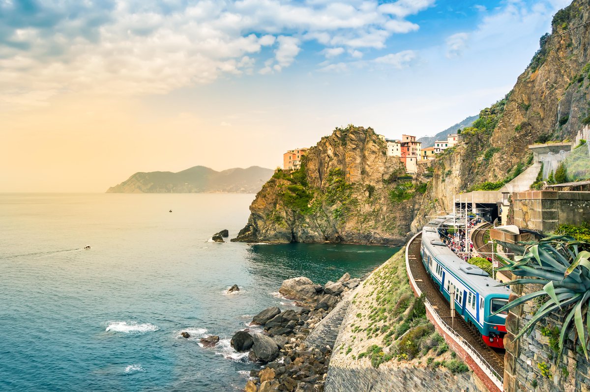 Dans les Cinque Terre, le développement durable est à l'honneur: visitez les cinque villages à bord du Cinque Terre Express. 
Explorez les villages ou partez en randonnée !

📍<a href="/lamialiguria/">LaMiaLiguria</a> 

#LiveItalian #ilikeitaly #sustainabilITy #cinqueterre #liguria