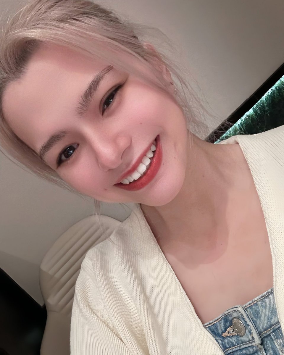 That smile😳 oh god! 
#Beckysangels