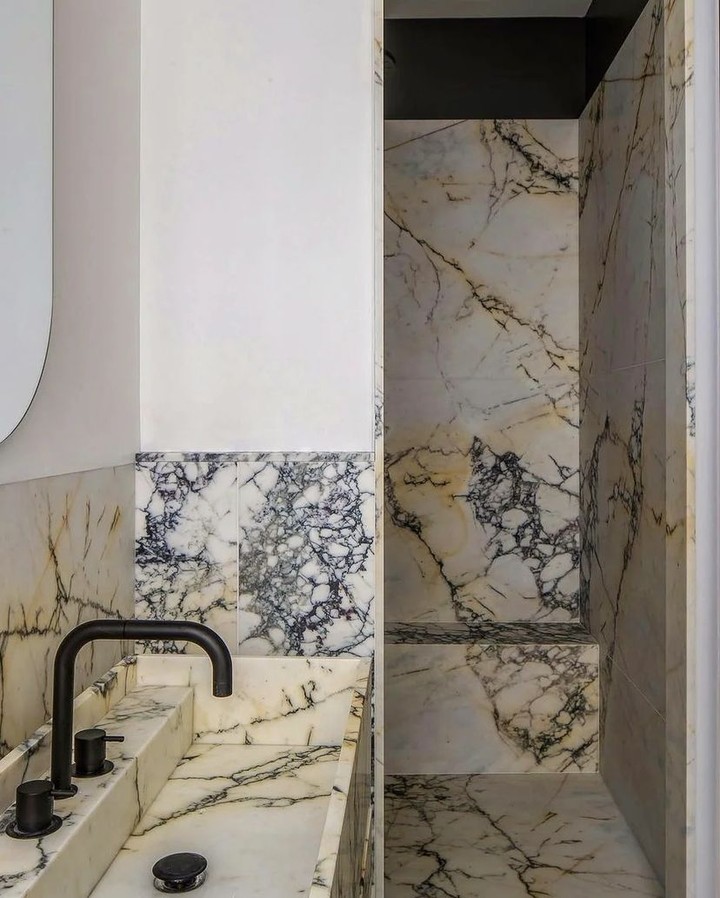 findsurfacesltd's tweet photo. With its bold and intricate pattern, Calacatta Palazzo marble's background is such a feast for the eyes! With that subtle touch of caramel, the contrast between whites and greys is truly striking. Who else admires this unique work of art? 🤩
#findsurfaces https://t.co/n1bMToM96n