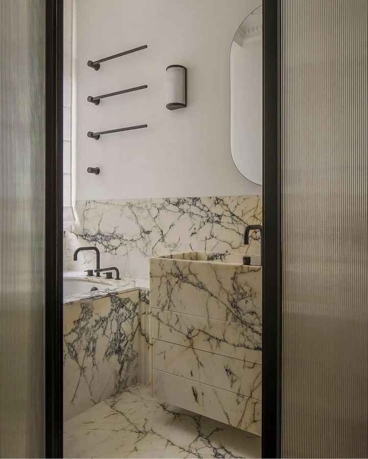 findsurfacesltd's tweet photo. With its bold and intricate pattern, Calacatta Palazzo marble's background is such a feast for the eyes! With that subtle touch of caramel, the contrast between whites and greys is truly striking. Who else admires this unique work of art? 🤩
#findsurfaces https://t.co/n1bMToM96n