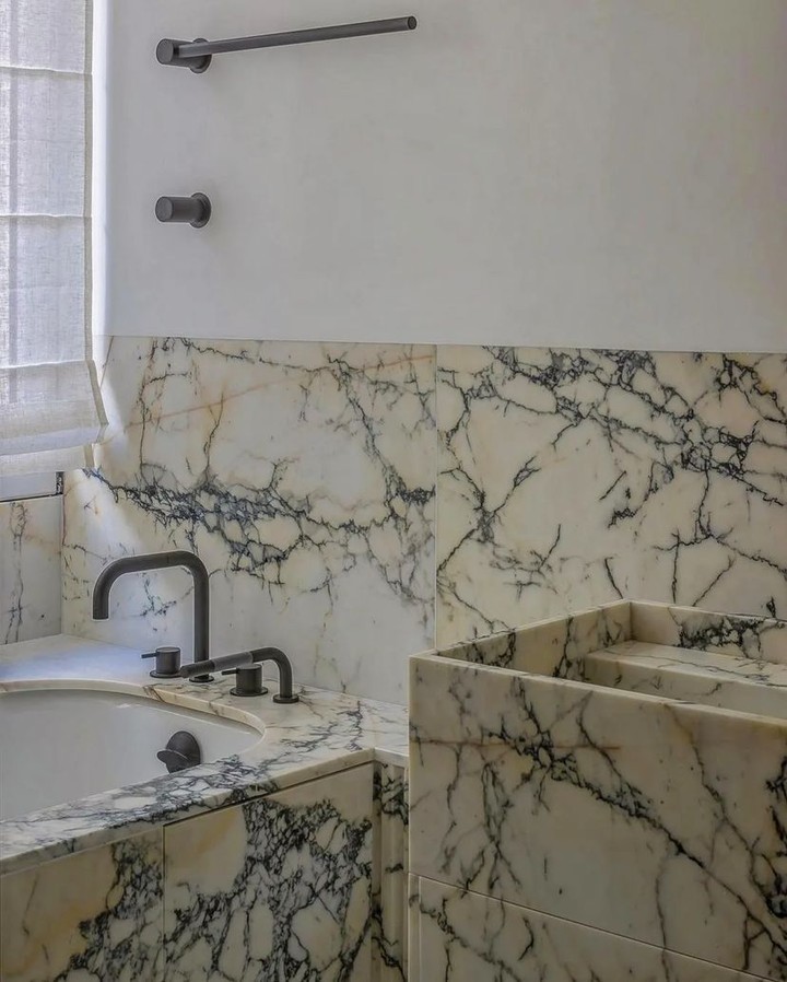 findsurfacesltd's tweet photo. With its bold and intricate pattern, Calacatta Palazzo marble's background is such a feast for the eyes! With that subtle touch of caramel, the contrast between whites and greys is truly striking. Who else admires this unique work of art? 🤩
#findsurfaces https://t.co/n1bMToM96n