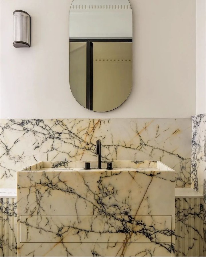 findsurfacesltd's tweet photo. With its bold and intricate pattern, Calacatta Palazzo marble's background is such a feast for the eyes! With that subtle touch of caramel, the contrast between whites and greys is truly striking. Who else admires this unique work of art? 🤩
#findsurfaces https://t.co/n1bMToM96n