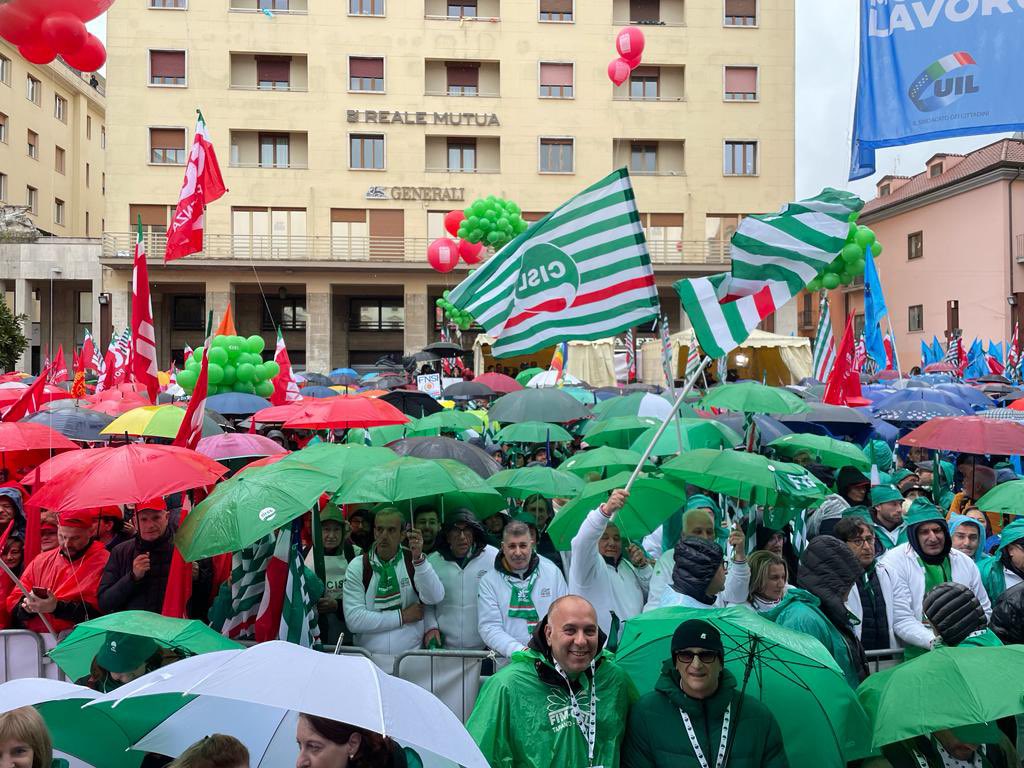 FIMCislStampa's tweet photo. #1Maggio a Potenza piazza Mario Pagano si sta riempiendo, 
la #FIM c’è un #PrimoMaggio2023 per dare dignità e valore al lavoro 👉
#1M2023, #CgilCislUil https://t.co/Xb4X6wqX43