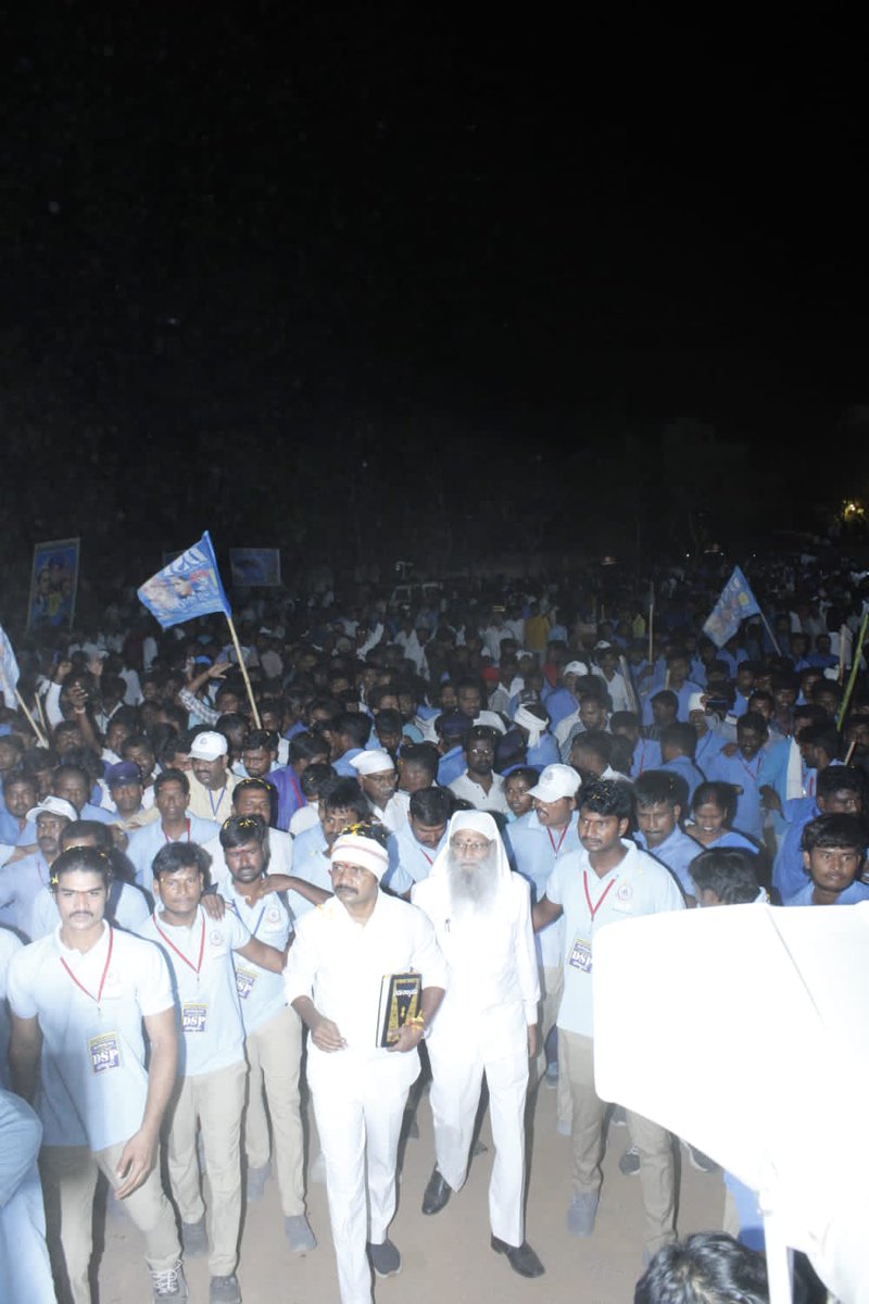 DSPTelangana's tweet photo. డా. విశారదన్ మహారాజ్ స్వరాజ్య పాదయాత్ర ముగింపు సభ - ధర్మ సమాజ్ పార్టీ ఆవిష్కరణ హైదరాబాద్ లో భారీ జన సందోహం మధ్య జరిగింది.30.04.2023
#Dharmasamajparty
#Visharadan 
#DSP https://t.co/YFjKOITOz5