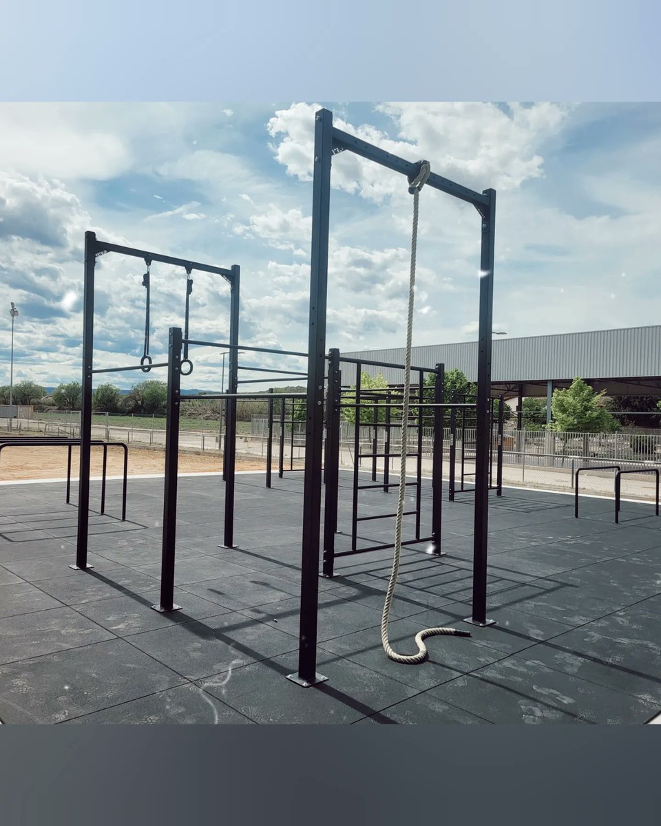 TestiaSport's tweet photo. ¡Nuevo Parque de Calistenia en Cascante!
Hemos colaborado, junto con @rusterfitness en el diseño del nuevo parque de calistenia de Cascante. Un espacio muy completo y al aire libre donde entrenar y cuidar tu salud utilizando el propio peso del cuerpo. https://t.co/IHMqz7EMm5