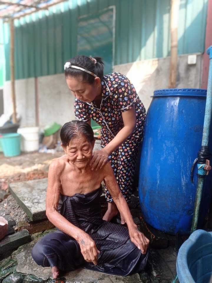 MayMoeLay7's tweet photo. မိဘချင်း ကိုယ်ချင်းစာပေးပါရှင် မိုးမေမေ ရင်ကျပ်နေလို့ ရှုဆေးလေးဝယ်ပေးချင်တာ မိုးမှာငွေတသောင်းလောက်လိုနေလို့ အကူညီတောင်းတာပါ https://t.co/cbUNXscrmp