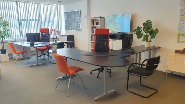 De raam- en middenplekken hebben veel daglicht. Voor de raamkant kies je als je in contact wilt zijn met de levendige, bedrijvigheid op het terrein. Zie: ocmn.nl/flexplek

#coworking #netwerken #designstudio #zzp #ocmn