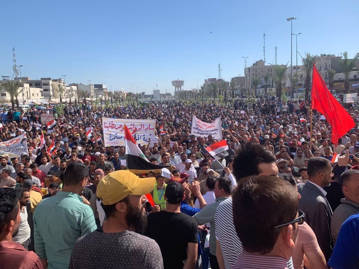 AmnytShhab's tweet photo. 🔻 بالصور || تظاهرات غاضبة وحاشدة في العاصمة بغداد للمطالبة بأقرار سلم الرواتب. https://t.co/3qwBqcMhY1