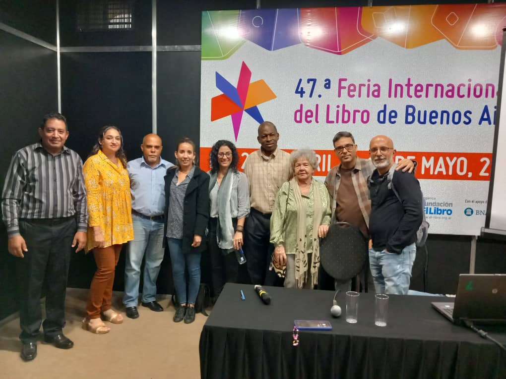 cubano_libro's tweet photo. 👉Presente #Cuba en la Feria Internacional del Libro de Buenos Aires, #Argentina. Excelente representación de poetas y escritores ponen en alto el nombre de la literatura cubana. Continúan las presentaciones #Hoy 
#FILBA2023 #LeerEsCrecer #CubaEsCultura @EmbajadadeArge1 https://t.co/HeatFVbCTd
