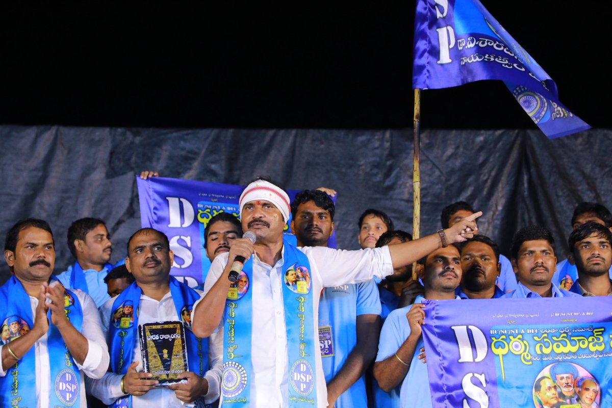 DSPTelangana's tweet photo. డా. విశారదన్ మహారాజ్ స్వరాజ్య పాదయాత్ర ముగింపు సభ - ధర్మ సమాజ్ పార్టీ ఆవిష్కరణ హైదరాబాద్ లో భారీ జన సందోహం మధ్య జరిగింది.30.04.2023
#Dharmasamajparty
#Visharadan 
#DSP https://t.co/YFjKOITOz5