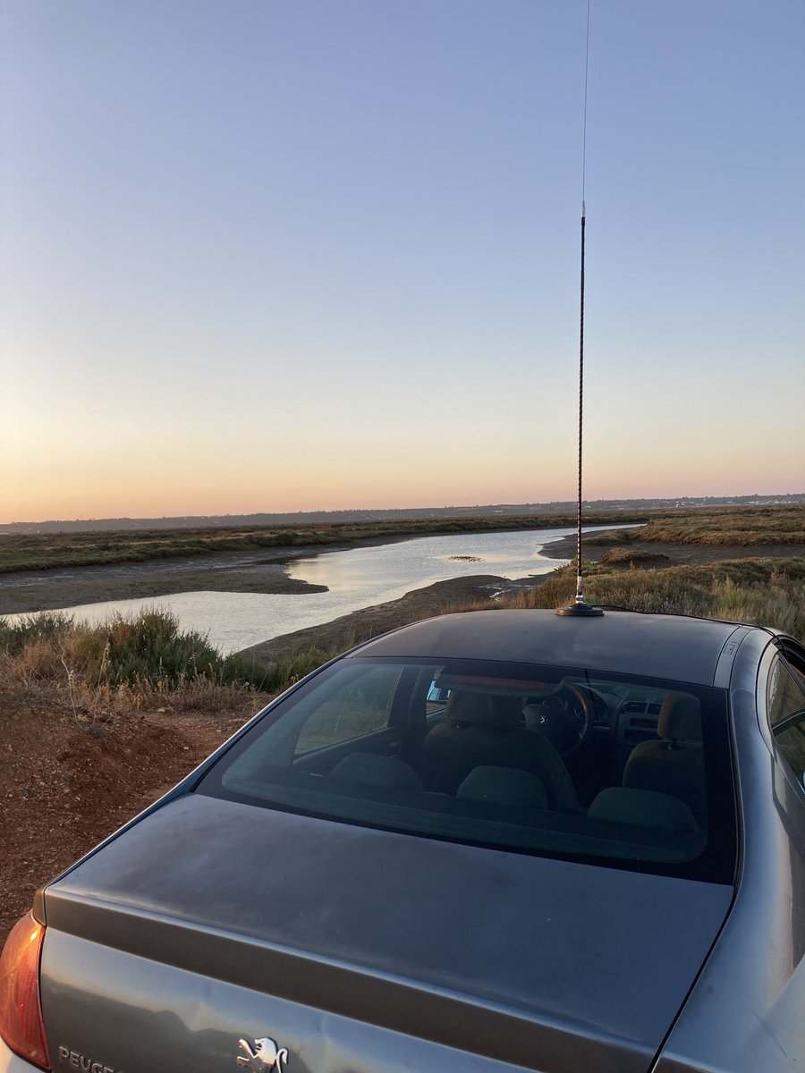 EC7AKV Fonsi tweet media