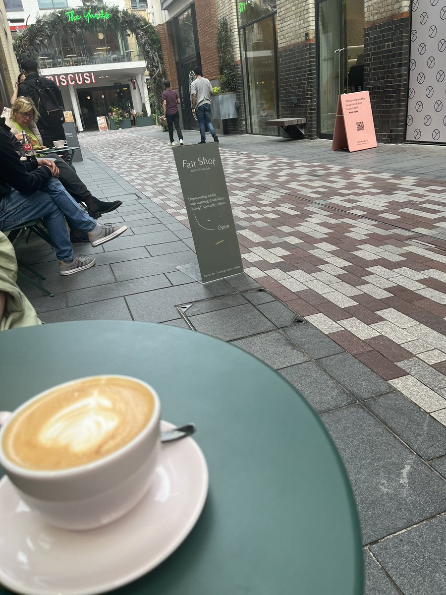 Fair Shot Café هو مقهى فاخر في وسط لندن يهدف من خلال القهوة المتخصصة إلى تغيير حياة الذين يعانون من صعوبات التعلم و / أو التوحد ومنحهم فرص متساوية وعادلة في الحصول على عمل والحفاظ عليه.

في #عيد_العمال نتأمل أن يحصل شبابنا من هذه الفئة على فرص عمل لائقة ومستدامة من هذا النوع.